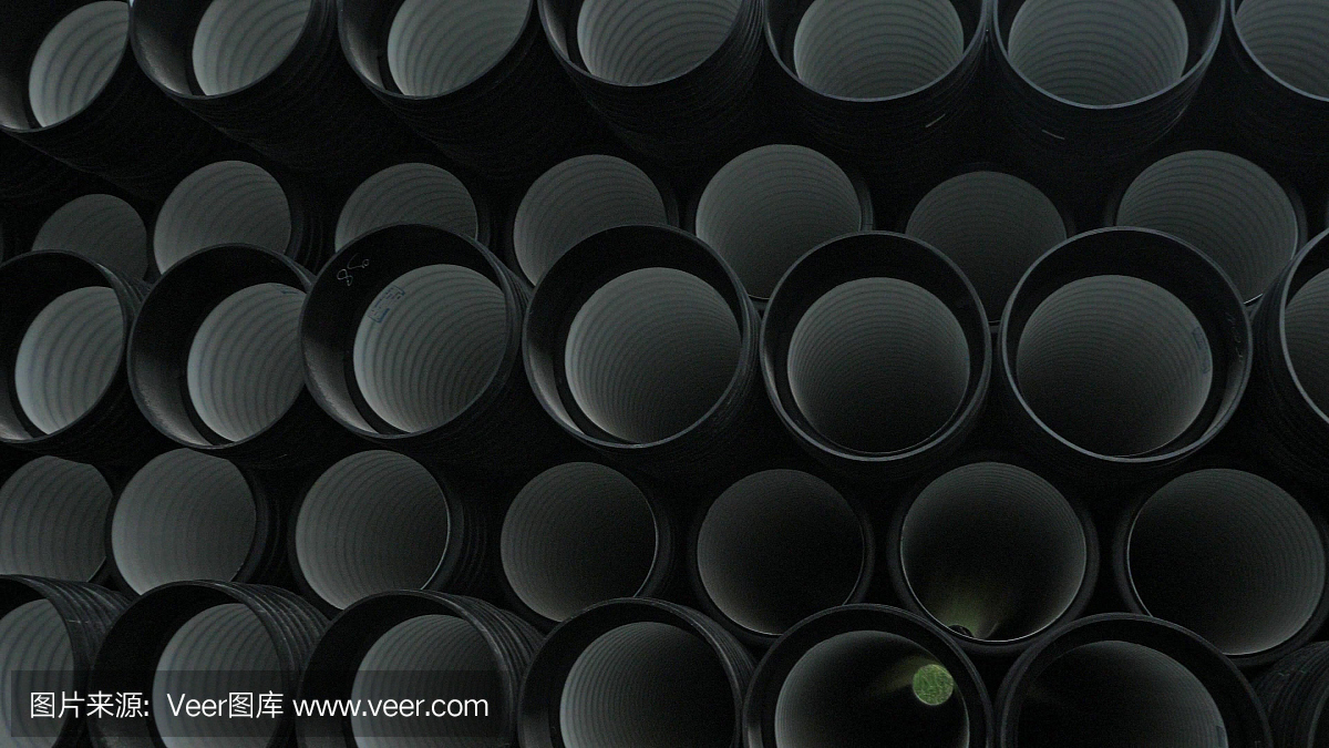 成品塑料管倉庫,工業(yè)戶外儲存場地。生產塑料水管的工廠。