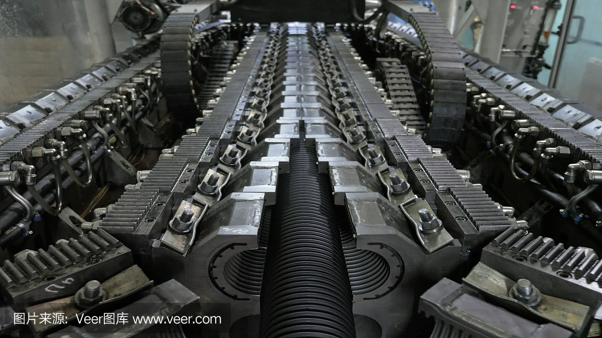 塑料水管制造。生產管子到工廠。用水和空氣的壓力在機床上制造塑料管的過程。特殊波紋形式。